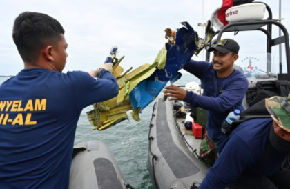 Divers search Indonesian plane wreckage for black boxes.jpg