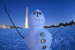 Snow storm batters US east, piling onto holiday chaos