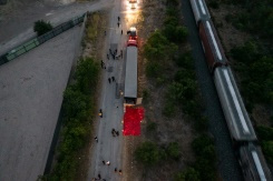 46 migrants found dead in tractor-trailer in Texas.jpg