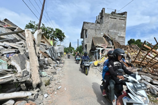 Indonesia quake survivors appeal for supplies as rescuers trawl rubble