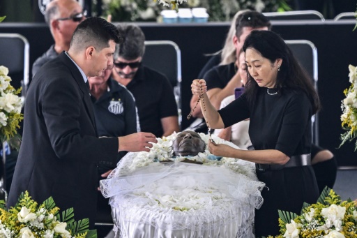 Brazil pays final respects to football giant Pele