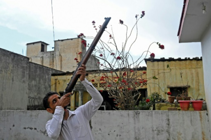 India arms Hindu village militias to combat Kashmir rebels.jpg India arms Hindu village militias to combat Kashmir rebels.jpg