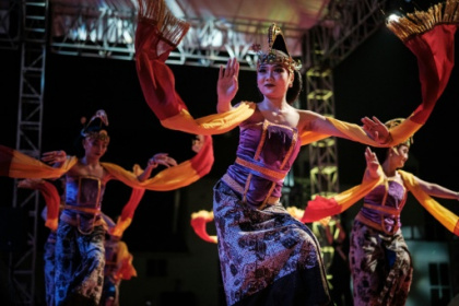 Indonesian dancers keep the beat for ancient drag tradition.jpg Indonesian dancers keep the beat for ancient drag tradition.jpg
