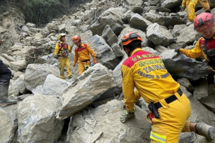 Taiwan rescuers free nine from cave after quake.jpg Taiwan rescuers free nine from cave after quake.jpg