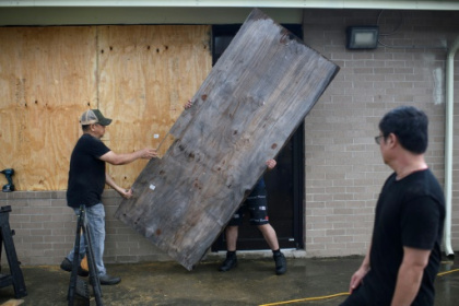 Texas hunkers down as Hurricane Beryl hits coast.jpg