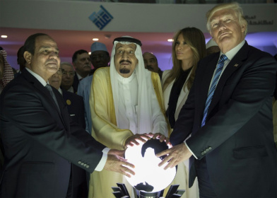 Egyptian President Abdel Fattah al-Sisi, Saudi Arabia's King Salman, Melania Trump and President Donald Trump in Riyadh in 2017 - BANDAR AL-JALOUD (AFP)