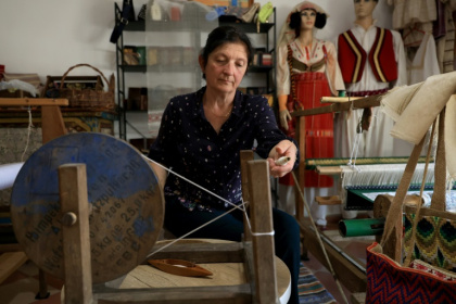 Mimoza Pjetraj works her spinning wheel - Adnan Beci (AFP)