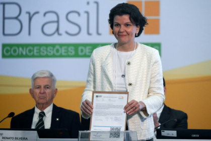 ExxonMobil Executive Camila Borges places her bid to explore the Amazon basin during an oil blocks auction by Brazil's Oil and Gas Regulatory Agency (ANP) in Rio de Janeiro, on June 17, 2025 - Mauro PIMENTEL (AFP)