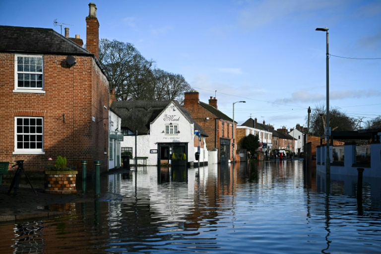 Climate advisers warn UK to prepare for 2C warming by 2050