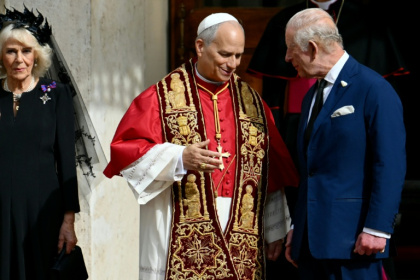 Pope Leo XIV shakes hands with Britain's King Charles III and Queen Camilla in San Damaso courtyard during their state visit to the Vatican - Alberto PIZZOLI (AFP)