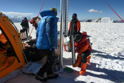 Expedition chief Evan Miles (right) and fellow glaciologist Stanislav Kutuzov (left in blue) supervise the drilling - Prakash MATHEMA (AFP)