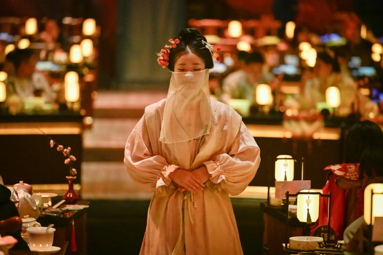 Young diners 'time travel' back to ancient China