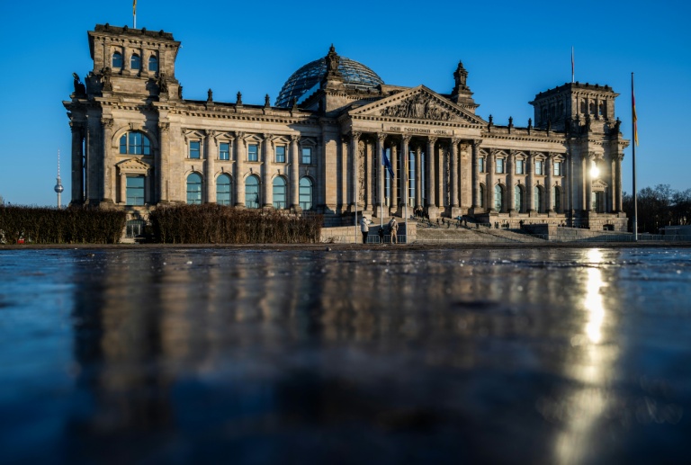 Salt war heats up in ice-glazed Berlin