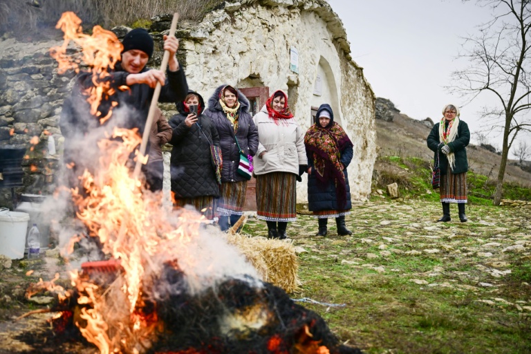 'Hobbit houses' that might just save a Moldovan village