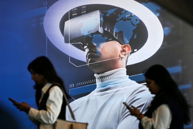 AI 'arms race' risks human extinction, warns top computing expert