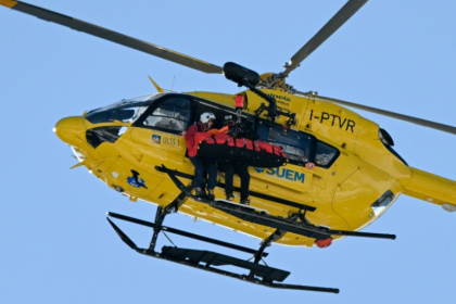 Lindsey Vonn, strapped onto a stretcher, is taken away from the Olympic piste in Cortina by helicopter - François-Xavier MARIT (AFP)