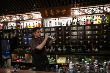 Traditional Chinese medicine bars have popped up in several cities across China - Jade GAO (AFP)